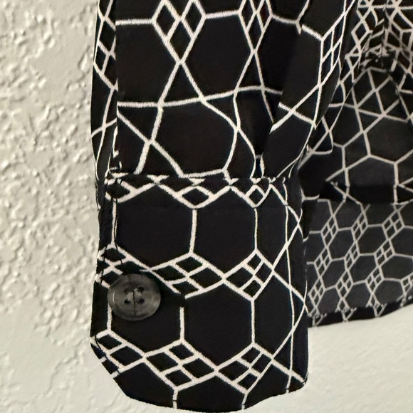 Banana Republic Women’s Black & cream Pattern Button up Blouse Small - Picture 6 of 13